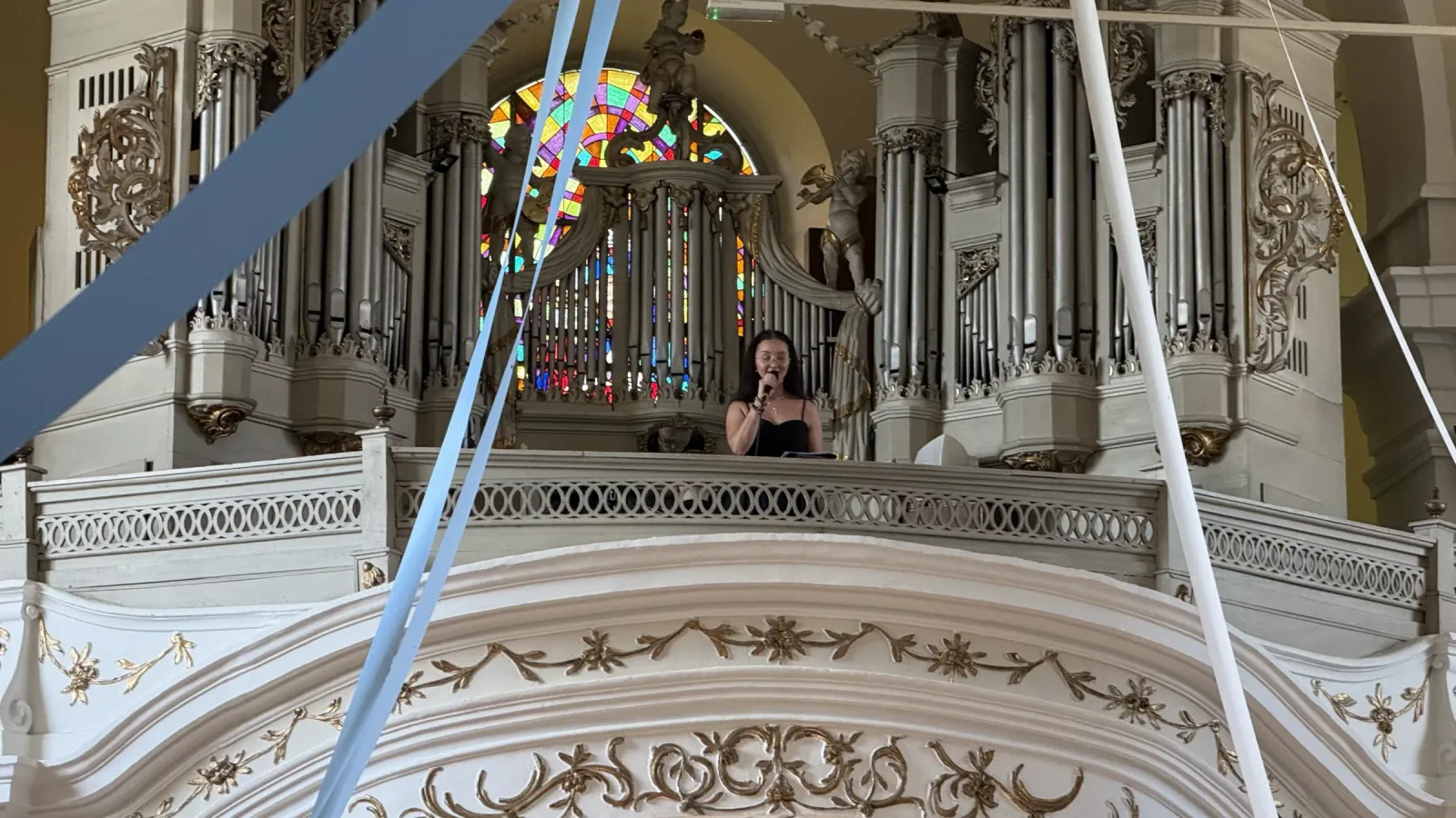 Paulina Kieruj śpiewa z chóru muzycznego przy organach — oprawa muzyczna ślubu w Sanktuarium Matki Bożej Pocieszenia w Biechowie